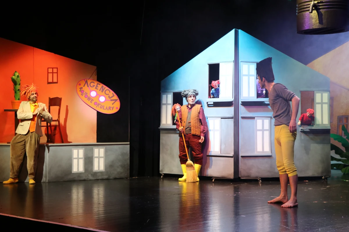 Jak w łatwy, zabawny i przyjemny sposób zrozumieć otaczający nas świat? Można to zrobić, wybierając się do Teatru Groteska w Krakowie, który zaprasza na nowy spektakl dla dzieci – "Detektyw Pozytywka". To widowisko na podstawie „Wielkiej Księgi Detektywa Pozytywki” Grzegorza Kasdepke.