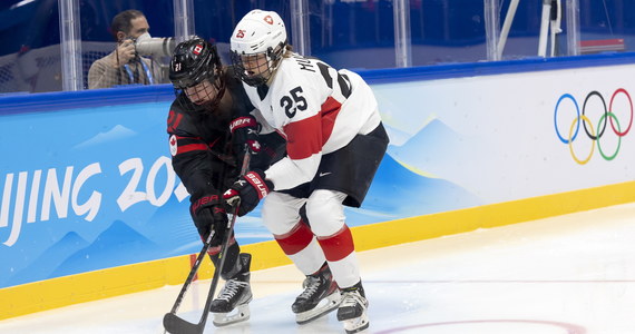 Hokej jest jedną z dyscyplin, w których rywalizacja rozpoczęła się jeszcze przed oficjalnym otwarciem igrzysk w Pekinie. W czwartek rozegrano cztery mecze turnieju kobiet. Kanada rozgromiła Szwajcarię aż 12-1.