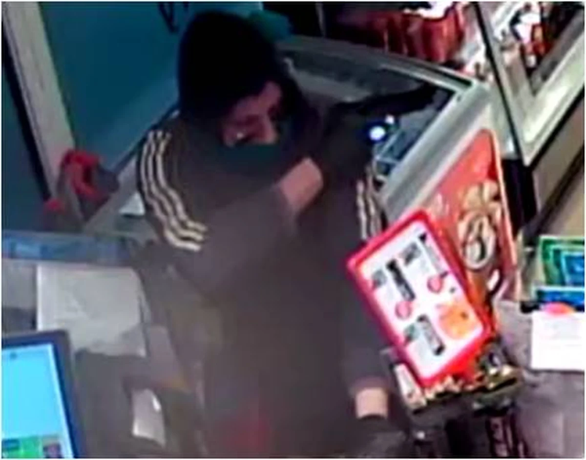 Policja opublikowała nagranie z monitoringu, na którym widoczni są sprawcy niedawnego napadu na stację paliw w Rudzienicach koło Iławy (woj. warmińsko-mazurskie). Śledczy proszą o pomoc w ich odnalezieniu.