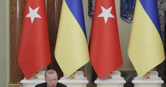 Turecki prezydent Recep Tayyip Erdogan zaproponował w czwartek w Kijowie, by w Turcji odbyło się spotkanie liderów Rosji i Ukrainy, Władimira Putina i Wołodymyra Zełenskiego. Erdogan dodał, że liczy na jego pokojowe rozwiązanie.