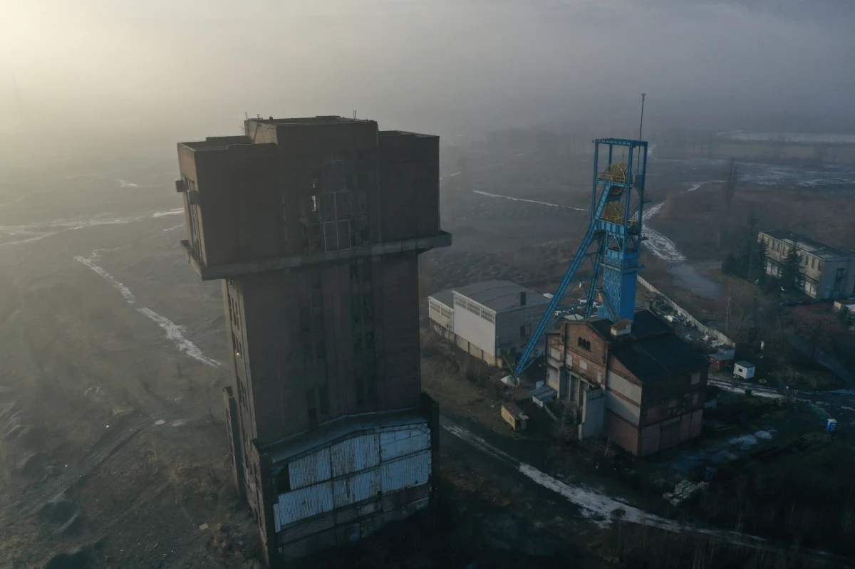 57-metrowa wieża wyciągowa Szybu Krystyna ma ponad 90 lat. To jedna z najbardziej charakterystycznych budowli w Bytomiu. Niestety od wielu lat niszczeje. Jeszcze w tym miesiącu odbędzie się licytacja komornicza obiektu. 