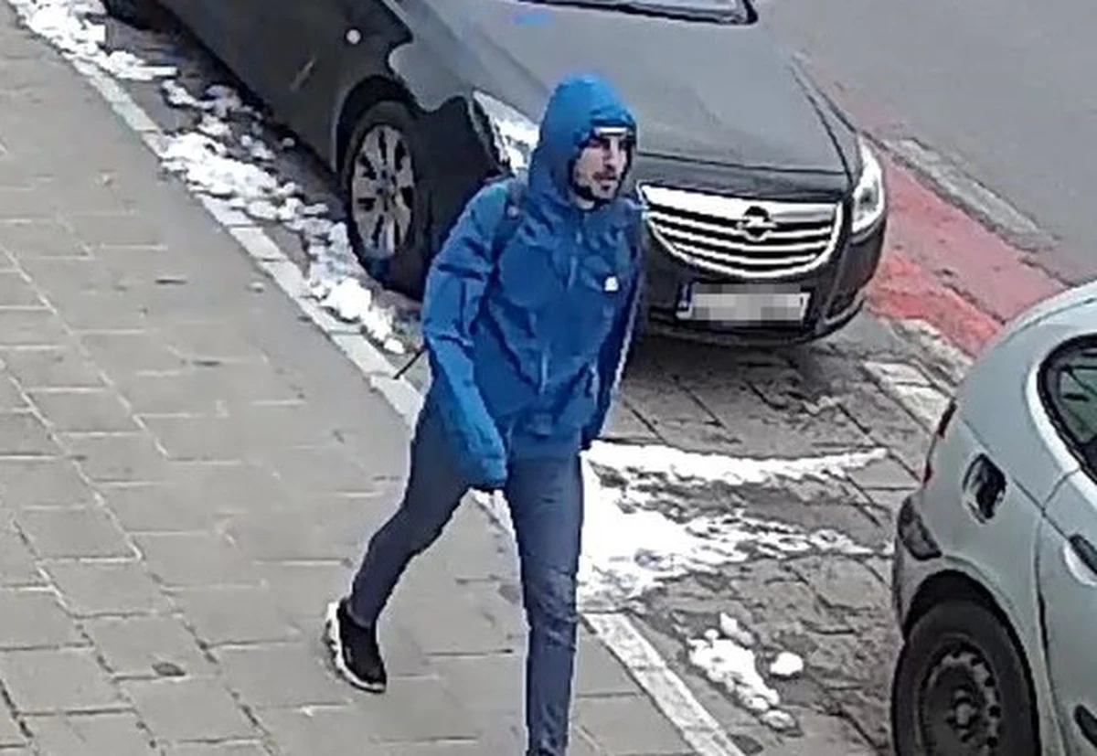 "Ponownie apelujemy o pomoc w złapaniu sprawcy, który oblał żrącym kwasem twarz poszkodowanego. Twarz jest wyraźna, więc liczymy na pomoc" - poinformowała oficer prasowa kaliskiej policji asp. Anna Jaworska-Wojnicz. Do ataku doszło 18 stycznia na ul. Chopina w Kaliszu.