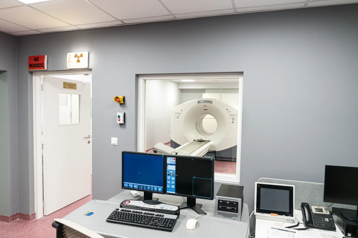 W przyszłym tygodniu w Podkarpackim Centrum Onkologii przy Klinicznym Szpitalu Wojewódzkim nr 1 w Rzeszowie pierwsi pacjenci zostaną przebadani nowoczesnym urządzeniem PET-TK. Innowacyjna metoda diagnostyki obrazowej pozwala na wykonanie szybkiego badania ciała pacjenta.