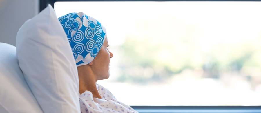 Coraz więcej osób z podejrzeniem nowotworu zgłasza się do szpitali. W 2021 roku takich pacjentów było o jedną czwartą więcej niż w poprzednim - wynika z danych NFZ, dotyczących liczby wystawionych kart DiLO. To dokument, który uprawnia do diagnostyki i leczenia onkologicznego. Dzisiaj 4 lutego, czyli Światowy Dzień Walki z Rakiem.