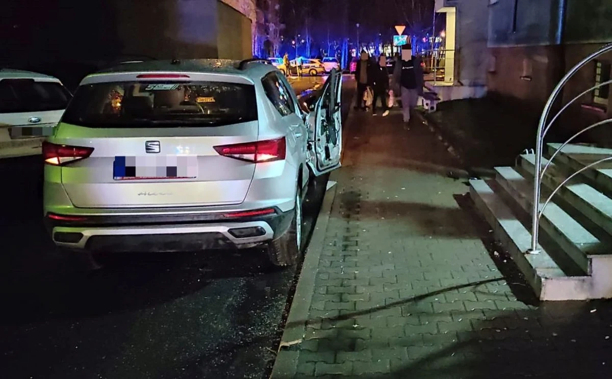 Policjanci z Oleśnicy na Dolnym Śląsku zatrzymali 37-latka, który nie zatrzymał się do kontroli drogowej. Podczas ucieczki najpierw o mało nie potrącił mężczyzny i urwał drzwi w jego samochodzie. Potem uderzył w dwa zaparkowane auta. Okazało się, że nie tylko kierował pod wpływem alkoholu, ale ma też zakaz prowadzenia pojazdów i jest poszukiwany.