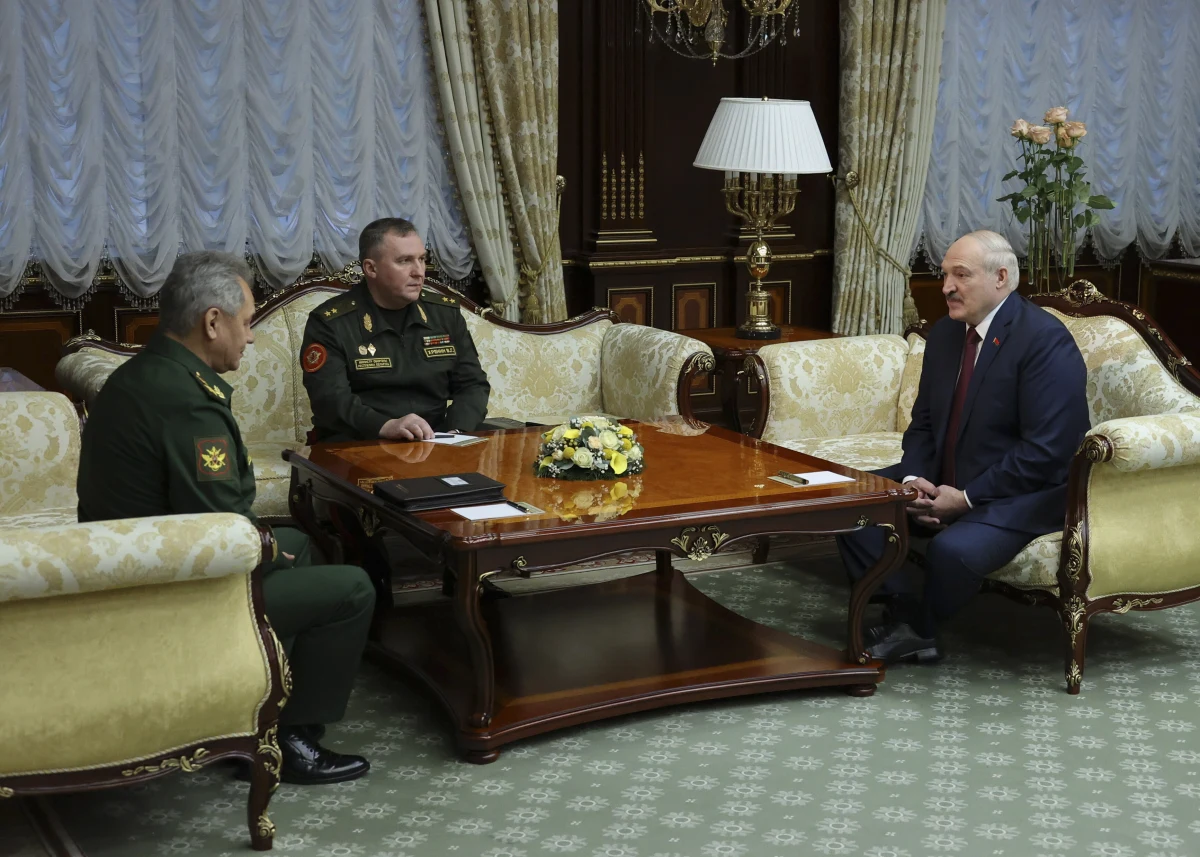 Rosja w ostatnich dniach wysłała na Białoruś ok. 30 tys. żołnierzy oraz nowoczesną broń. Takie informacje przekazał sekretarz generalny NATO Jens Stoltenberg. Dodał też, że jest to największy przerzut wojsk do tego kraju od czasu zakończenia zimnej wojny. Borys Gryzłow, nowy ambasador Rosji na Białorusi, wręczył w czwartek listy uwierzytelniające Aleksandrowi Łukaszence.  "Pod koniec 2023 roku obywatele Rosji i Białorusi będą mogli ocenić realne owoce naszego Państwa Związkowego" - zapowiedział Gryzłow. "On (Łukaszenka - przyp.) niestety przegrał i nic nie ma do powiedzenia. Jest uzależniony politycznie i finansowo od Putina. Oczywiście, że się obawia. Nie bardzo chciałby być gubernatorem okręgu zachodniego Federacji Rosyjskiej, którym może stać się Białoruś, po ewentualnym pozostaniu wojsk na jej terytorium" - mówił Aleś Zarembiuk, szef Białoruskiego Domu w Warszawie w rozmowie z Tomaszem Weryńskim w internetowym Radiu RMF24.