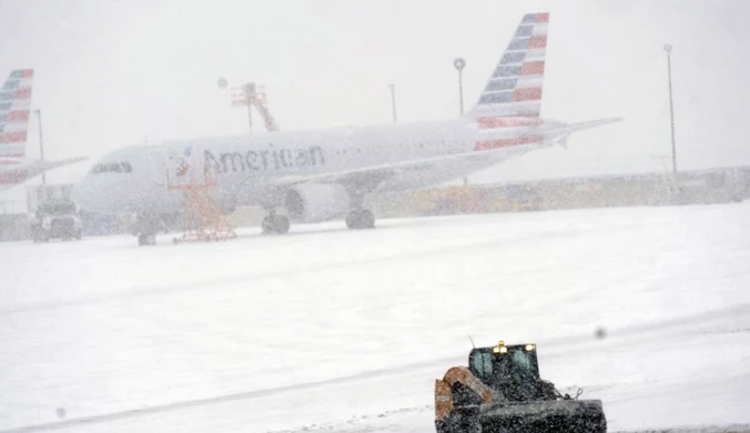 ​USA: Z powodu śnieżycy ponad 4700 odwołanych lotów, 200 tys. domów pozbawionych prądu