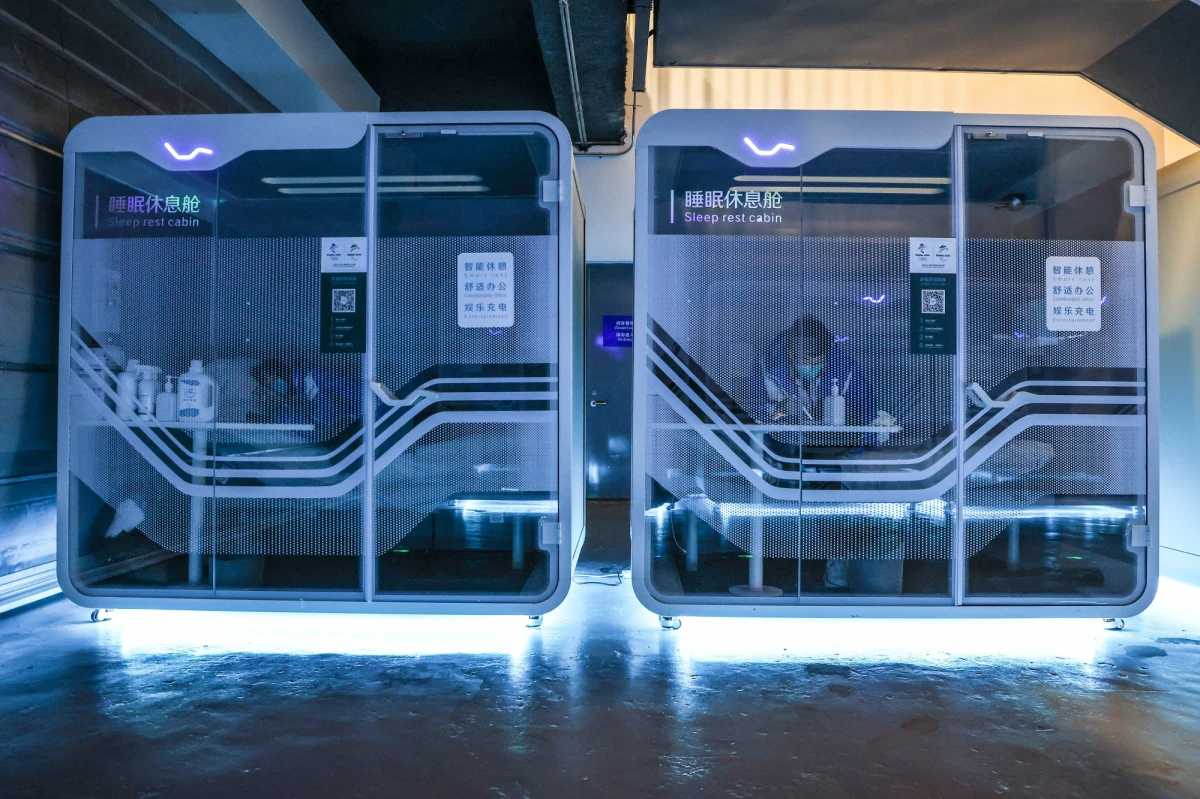 Czternaście lat - tyle dzieli letnie igrzyska w Pekinie z 2008 roku od obecnych zimowych igrzysk. Chińska stolica to pierwsze miasto na świecie, które gościło dwie największe sportowe imprezy globu, choć oczywiście zimowe igrzyska mają z Pekinem o wiele mniej wspólnego niż letnie.