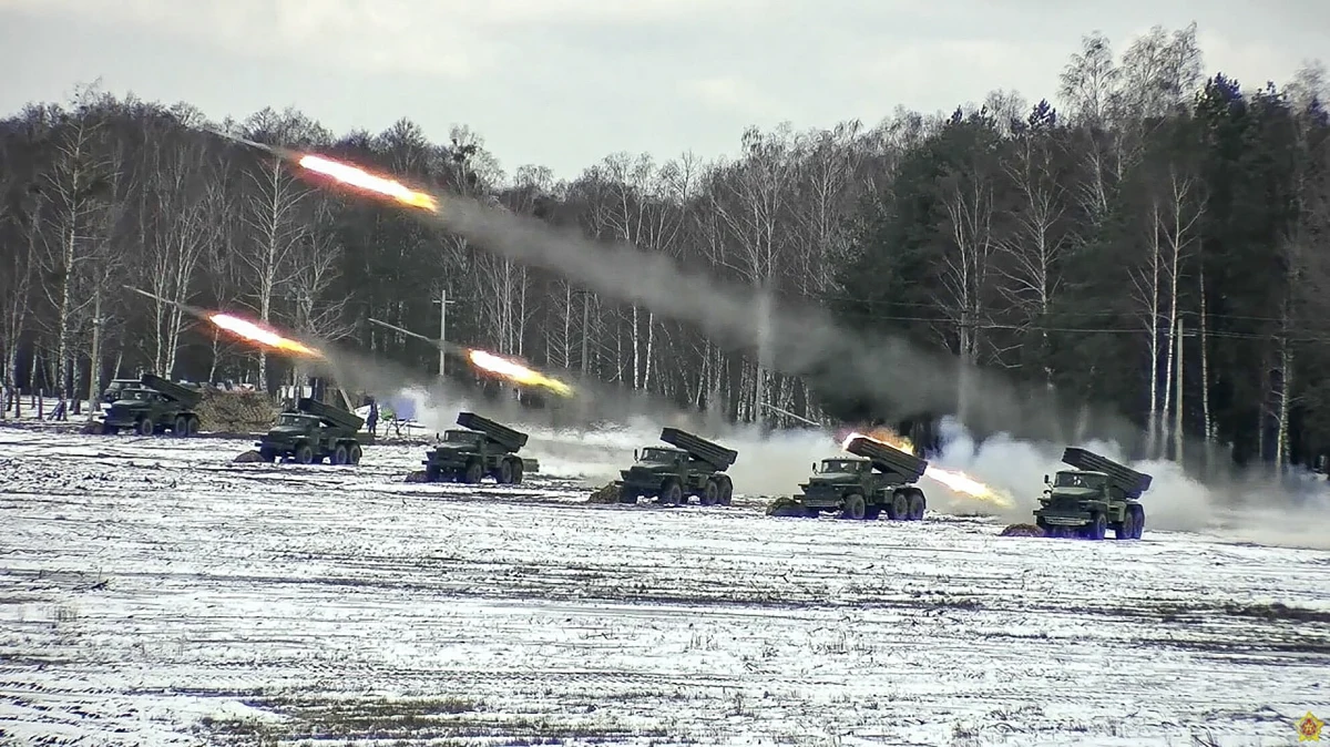 Rosyjskie wojska, głównie ze Wschodniego Okręgu Wojskowego budują obozy polowe i już ćwiczą na Białorusi w ramach "sprawdzianu sił reagowania Państwa Związkowego". Władze wyrywkowo informują o ich rozmieszczeniu. Aktywna faza "sprawdzianu" - manewry - rozpocznie się 10 lutego. "Rosja wysłała na Białoruś w ostatnich dniach około 30 tys. żołnierzy i nowoczesną broń; jest to największy przerzut wojsk do tego kraju od czasu zakończenia zimnej wojny" - mówił w czwartek sekretarz generalny NATO Jens Stoltenberg.