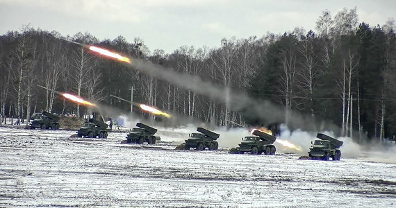 Rosyjskie wojska, głównie ze Wschodniego Okręgu Wojskowego budują obozy polowe i już ćwiczą na Białorusi w ramach "sprawdzianu sił reagowania Państwa Związkowego". Władze wyrywkowo informują o ich rozmieszczeniu. Aktywna faza "sprawdzianu" - manewry - rozpocznie się 10 lutego. "Rosja wysłała na Białoruś w ostatnich dniach około 30 tys. żołnierzy i nowoczesną broń; jest to największy przerzut wojsk do tego kraju od czasu zakończenia zimnej wojny" - mówił w czwartek sekretarz generalny NATO Jens Stoltenberg.