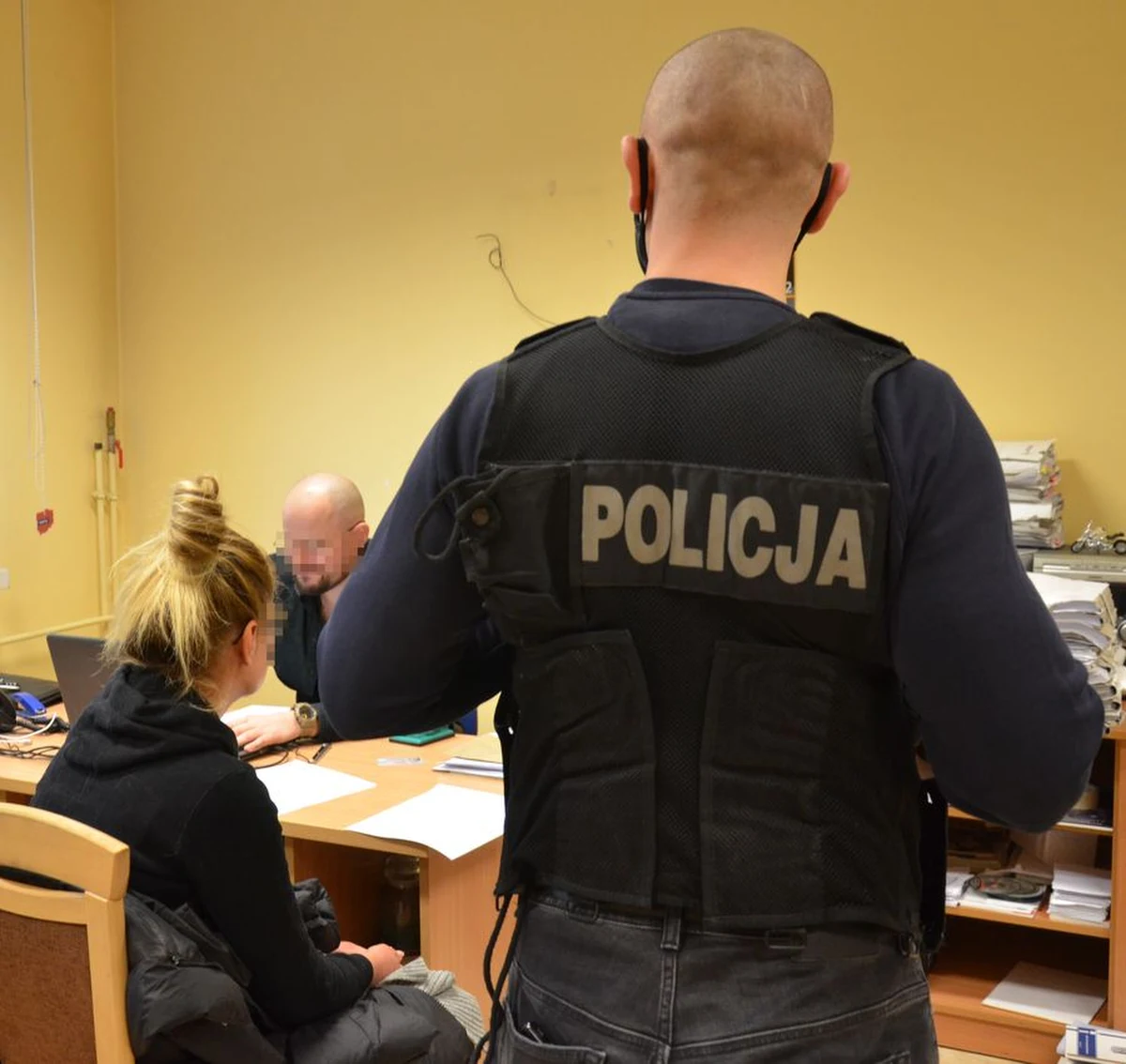 Gdańska policja zatrzymała 5 kobiet w sprawie sprzedawania fałszywych certyfikatów potwierdzających szczepienie. Zatrzymany został także mężczyzna, który taki dokument miał kupić. Wszystkim zatrzymanym postanowiono zarzuty.
