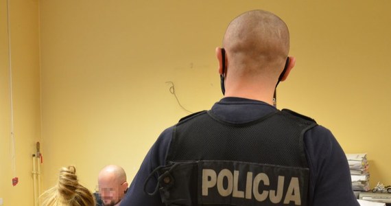 Gdańska policja zatrzymała 5 kobiet w sprawie sprzedawania fałszywych certyfikatów potwierdzających szczepienie. Zatrzymany został także mężczyzna, który taki dokument miał kupić. Wszystkim zatrzymanym postanowiono zarzuty.