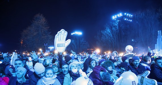 Prokuratura Rejonowa w Zakopanem prowadzi dwa postępowania w sprawie koncertu sylwestrowego organizowanego przez telewizją publiczną w Zakopanem. Na "Sylwestrze Marzeń" bawiło się kilkadziesiąt tysięcy ludzi, mimo obowiązujących w całym kraju obostrzeń koronawirusowych. 