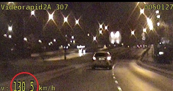 25-latek jechał ulicami Wrocławia z prędkością 130/km na godzinę. Policjantom, którzy go zatrzymali tłumaczył, że właśnie odebrał auto od mechanika i chciał sprawdzić, czy zlecone naprawy zostały wykonane prawidłowo. Ten test będzie go kosztować 2 tys. zł mandatu i 10 punktów karnych.

