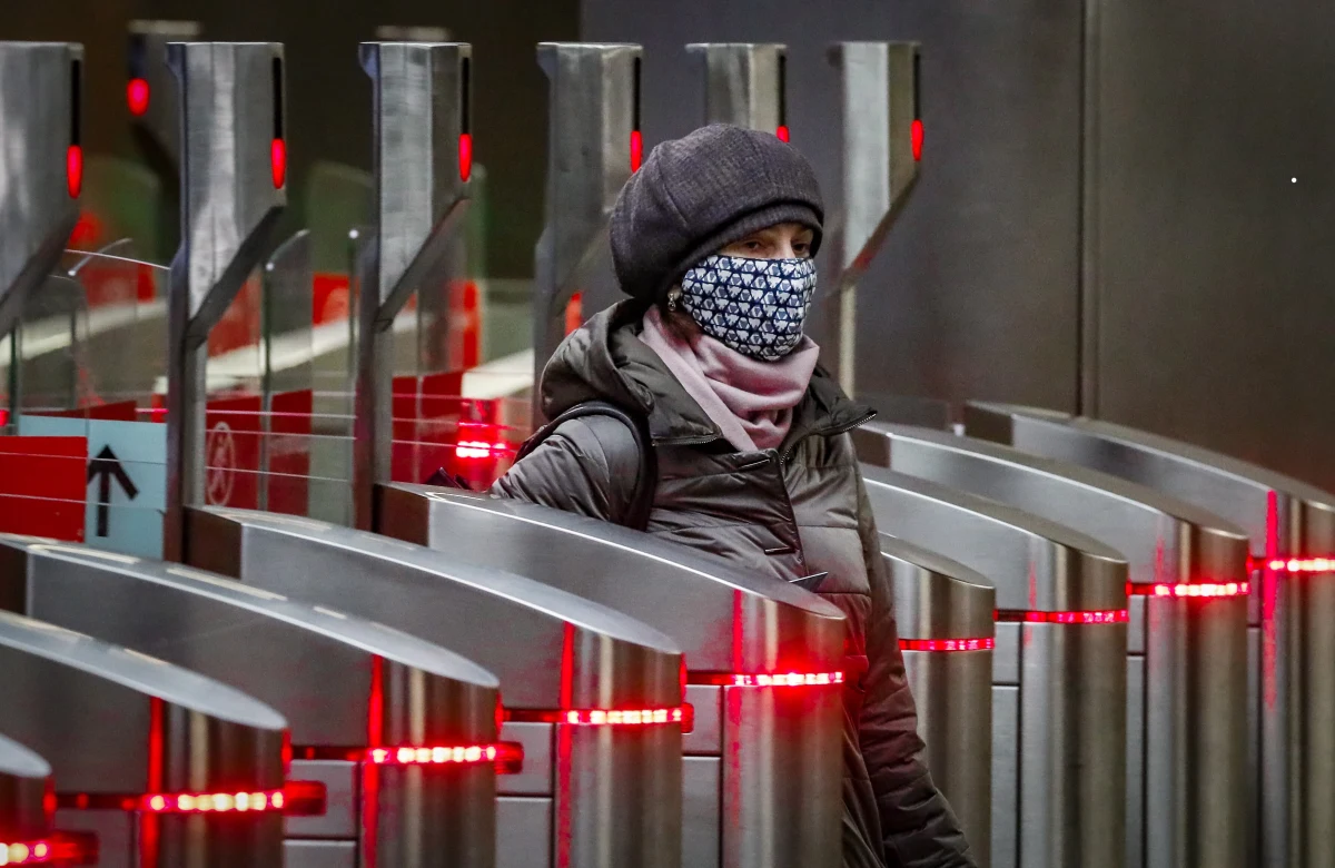 Rząd rezygnuje z dalszych prób podnoszenia kar za nienoszenie maseczek i niestosowanie obostrzeń covidowych - ustalili dziennikarze RMF FM. Jeszcze tydzień temu politycy PiS chcieli wprowadzić aż czterokrotną podwyżkę mandatów. W ostatni wtorek nie zgodził się jednak na to Sejm.