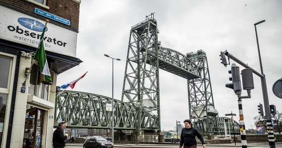 Historyczny most w Rotterdamie ma zostać tymczasowo rozebrany, aby nowy, warty prawie pół milarda dolarów megajacht mógł dotrzeć do morza. Jednostka należy do 
założyciela firmy Amazon Jeffa Bezosa.
