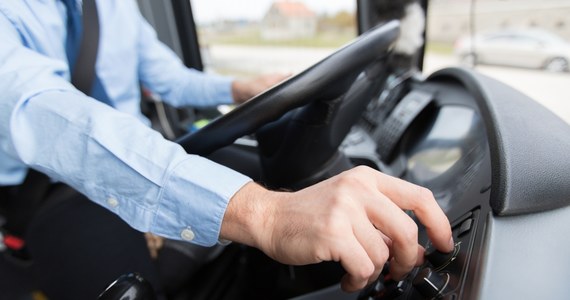 Policjanci zatrzymali jednego ze sprawców pobicia kierowcy autobusu miejskiego w Szczecinie. Grupa osób zaatakowała 53-latka w środę, w Podjuchach. Mężczyzna trafił do szpitala.