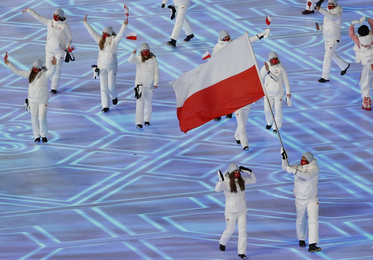 W Pekinie trwa uroczystość otwarcia 24. zimowych igrzysk olimpijskich. Na Stadionie Narodowym, zwanym "ptasim gniazdem" pojawiła się polska reprezentacja licząca 57 osób. Zobaczcie, jak prezentowała się ekipa biało-czerwonych. 