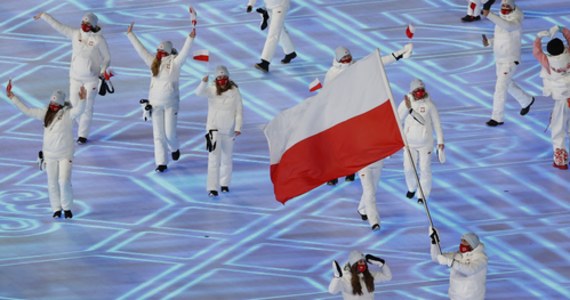 W Pekinie trwa uroczystość otwarcia 24. zimowych igrzysk olimpijskich. Na Stadionie Narodowym, zwanym "ptasim gniazdem" pojawiła się polska reprezentacja licząca 57 osób. Zobaczcie, jak prezentowała się ekipa biało-czerwonych. 