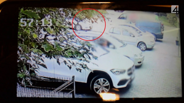 Źle zaparkowany Hyundai stoczył się na zaparkowanego Citroena. Co szokujące - właścicielka południowokoreańskiego samochodu odjechała z miejsca zdarzenia. Po namierzeniu jej przez policję twierdzi, że w pojeździe była jej teściowa, która powiedziała jej, że samochód rzeczywiście się stoczył, ale nie uderzył w inny pojazd.

(Fragment programu "Stop drogówka")