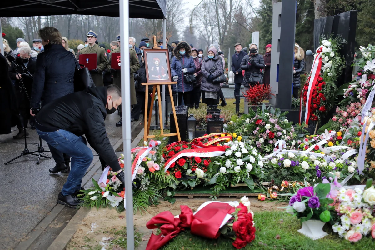 Wybitna aktorka Barbara Krafftówna spoczęła w Alei Zasłużonych na Wojskowych Powązkach w Warszawie. Pogrzeb miał charakter państwowy. Artystka zmarła w nocy z 22 na 23 stycznia. Miała 93 lata. 