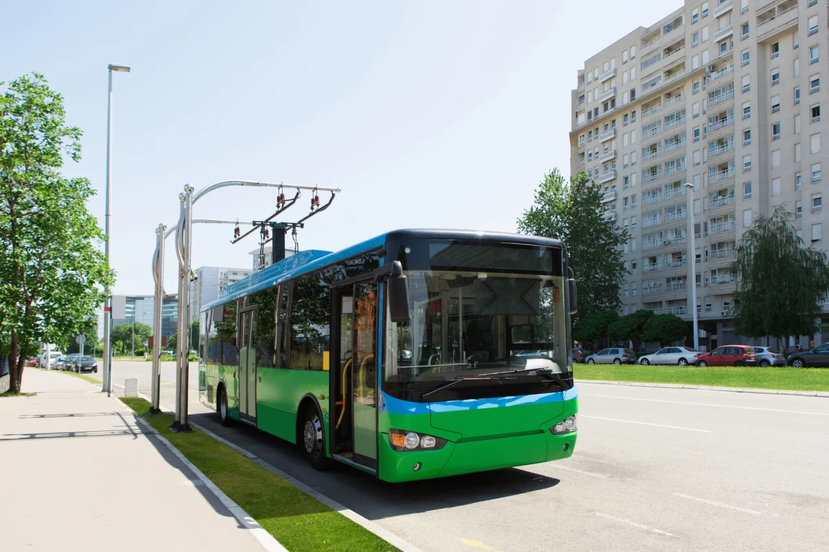 Pierwszy elektryczny autobus przyjechał do Łodzi - będzie testowany. Pojazdy mają kursować na liniach przebiegających przez centrum miasta. Dostawa pozostałych 16 rozpocznie się jeszcze w tym miesiącu - podał Urząd Miasta Łodzi.  