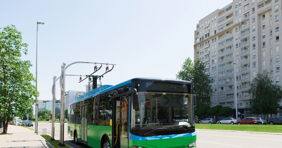 Pierwszy elektryczny autobus przyjechał do Łodzi - będzie testowany. Pojazdy mają kursować na liniach przebiegających przez centrum miasta. Dostawa pozostałych 16 rozpocznie się jeszcze w tym miesiącu - podał Urząd Miasta Łodzi.  