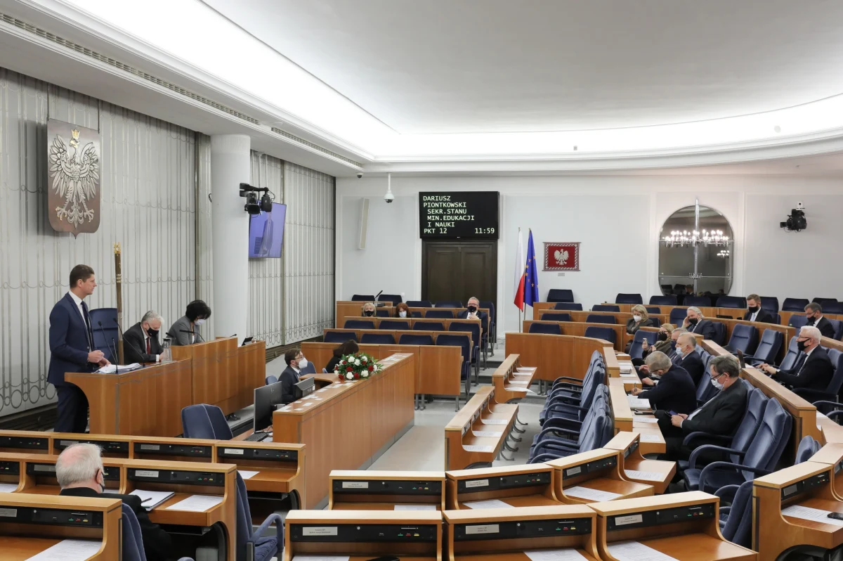 Senat odrzucił wzmacniającą rolę kuratorów nowelizację Prawa oświatowego, nazywaną przez krytyków "lex Czarnek". Za odrzuceniem głosowało 51 osób, przeciw było 45, a 1 się wstrzymała. Nowelizacja trafi teraz z powrotem do Sejmu.