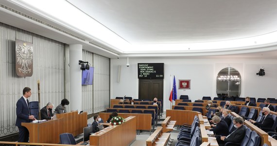 Senat odrzucił wzmacniającą rolę kuratorów nowelizację Prawa oświatowego, nazywaną przez krytyków "lex Czarnek". Za odrzuceniem głosowało 51 osób, przeciw było 45, a 1 się wstrzymała. Nowelizacja trafi teraz z powrotem do Sejmu.