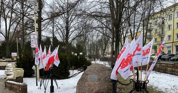 Czterdzieści lat temu w Świdniku pod Lublinem rozpoczęły się słynne "świdnickie spacery". O godz. 19:30, gdy rozpoczynał się Dziennik Telewizyjny, mieszkańcy wychodzili na główną ulicę i tam spacerowali, protestując w ten sposób przeciwko wprowadzeniu stanu wojennego i komunistycznej propagandzie. 