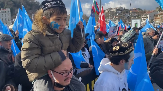 Członkowie chińskiej grupy etnicznej Ujgurów protestowali w pobliżu chińskiego konsulatu w Stambule przeciwko Zimowym Igrzyskom Olimpijskim w Pekinie w 2022 r. 