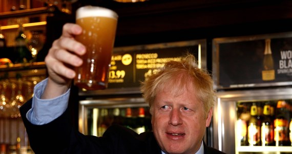 Zdjęcia Borisa Johnsona trzymającego puszkę z piwem zostały przekazane do Scotland Yardu. Fotografie zostaną użyte w dochodzeniu prowadzonym w sprawie imprez, jakie w czasie lockdownu odbywały się na Downing Street.