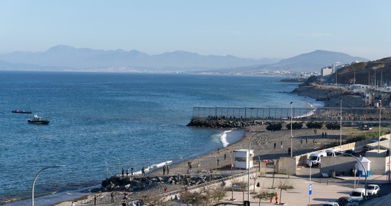 Władze Hiszpanii ogłosiły, że wznowią deportacje imigrantów, którzy nielegalnie dostali się na Wyspy Kanaryjskie z Maroka. Według rządu Pedro Sancheza deportacje rozpoczną się w poniedziałek.
