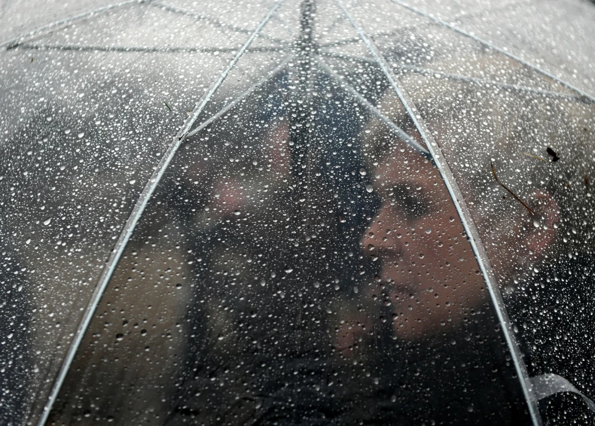 To będzie pochmurny dzień - w niemal całym kraju ma padać deszcz, deszcz ze śniegiem i śnieg. Ciągle będzie wiało, w porywach do 90 km/h.