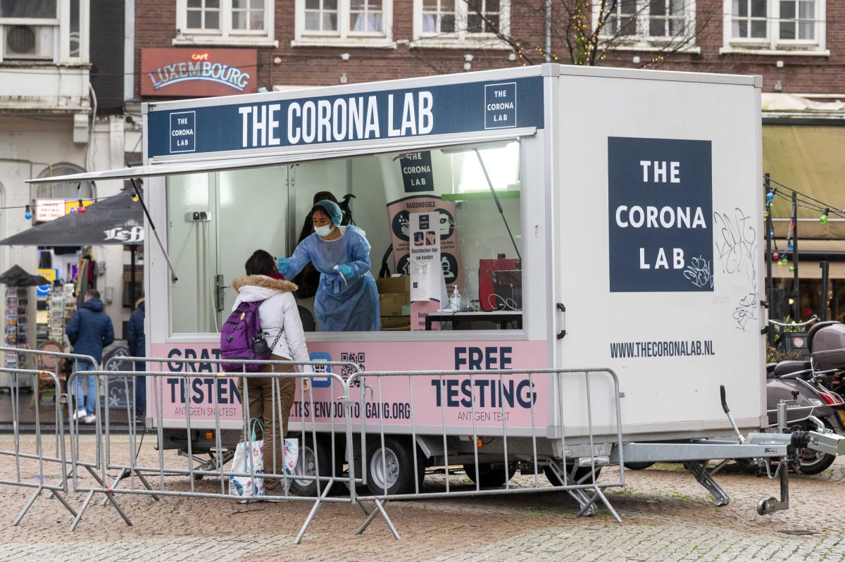 Mimo że liczba zakażeń wciąż oscyluje wokół historycznych rekordów, wiele krajów decyduje się na łagodzenie restrykcji. W Szwajcarii, Irlandii, Holandii, krajach skandynawskich i we Francji zniesiono lub częściowo złagodzono ograniczenia.