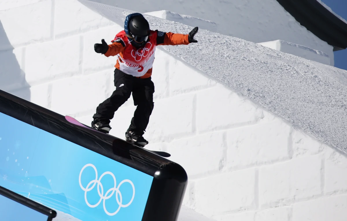 Do minus 20,4 stopni Celsjusza spadła temperatura na snowboardowej arenie w Zhangjiakou, gdzie w sobotę odbyły się kwalifikacje do olimpijskich zawodów kobiet w konkurencji slopestyle. Odczuwanie zimna potęguje silny wiatr, który wolontariuszom zmraża rzęsy.