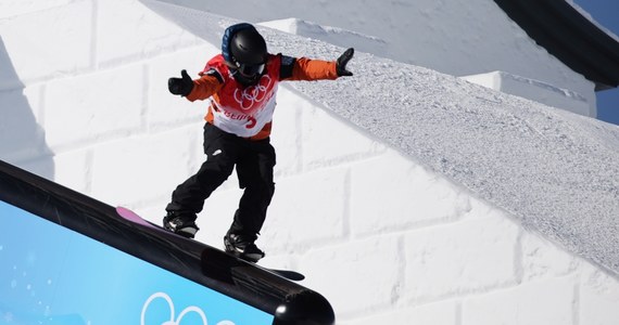 Do minus 20,4 stopni Celsjusza spadła temperatura na snowboardowej arenie w Zhangjiakou, gdzie w sobotę odbyły się kwalifikacje do olimpijskich zawodów kobiet w konkurencji slopestyle. Odczuwanie zimna potęguje silny wiatr, który wolontariuszom zmraża rzęsy.