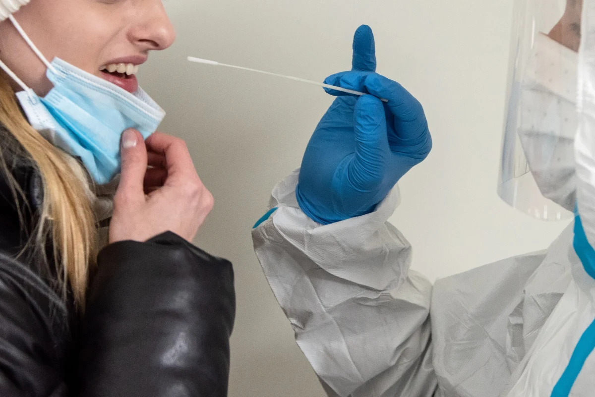 Ministerstwo Zdrowia poinformowało o 45 749 nowych potwierdzonych przypadkach zakażenia koronawirusem. Zmarły 272 osoby z Covid-19.