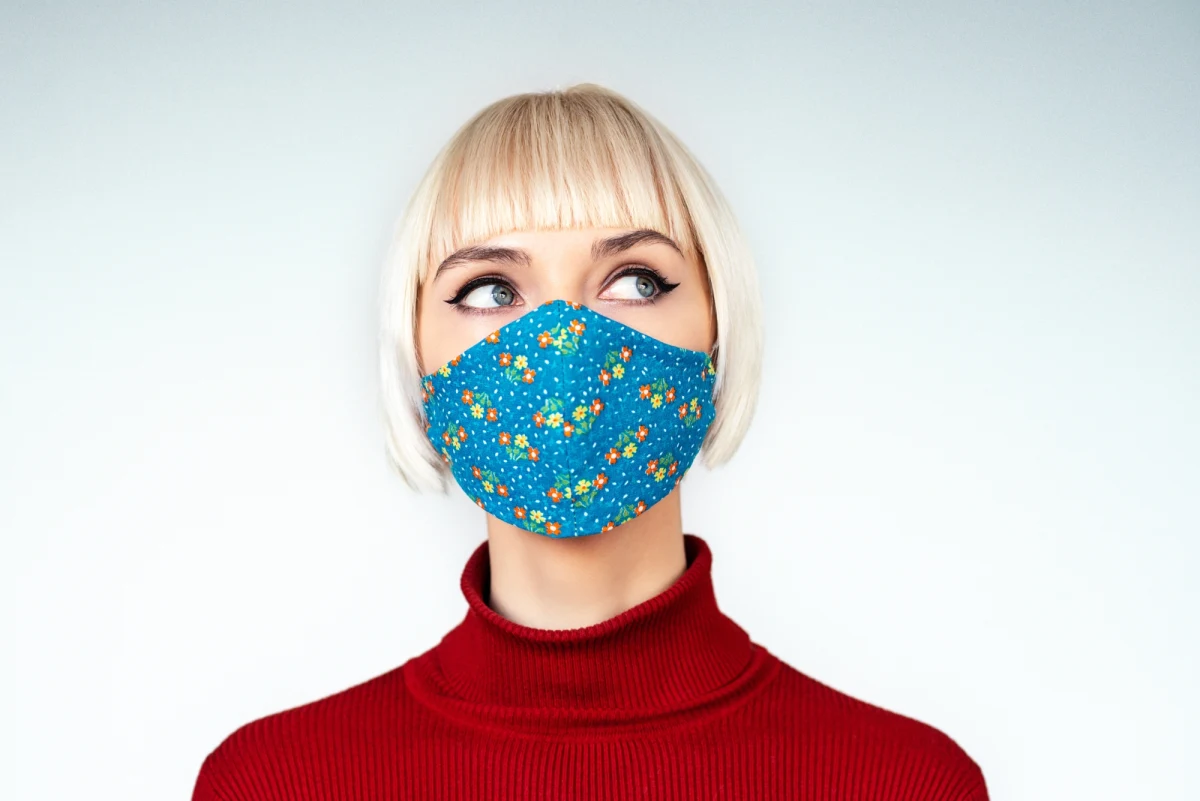 ​Są tysiące, setki tysięcy, a może i miliony wzorów masek, które pojawiły się podczas pandemii Covid-19 jako zabezpieczenie przed koronawirusem. Okazuje się jednak, że nie tylko taką funkcję spełniają - jest ich znacznie więcej, co w książce pt. "Maska w czasach zarazy" opisały dwie badaczki z Uniwersytetu Marii Curie Skłodowskiej w Lublinie: profesor Ewa Głażewska i profesor Małgorzata Karwatowska. Przeanalizowały one 5 tysięcy wzorów masek.