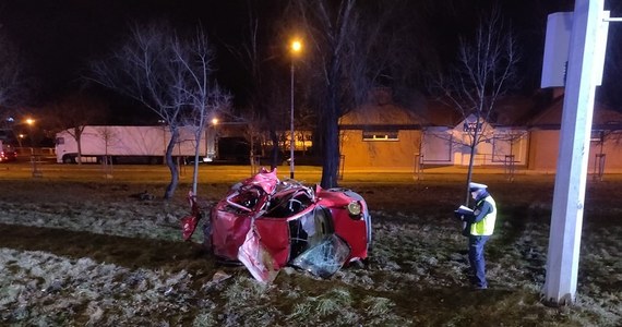 Policjanci z Wrocławia szukają świadków tragicznego wypadku na al. Jana III Sobieskiego. Doszło do niego w piątek po godzinie 21. W wyniku zderzenia dwóch samochodów zginął kierowca jednego z nich. Sprawca wypadku uciekł.