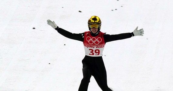 Słowenka Ursa Bogataj zdobyła złoty medal zimowych igrzysk olimpijskich Pekin 2022 w konkursie na normalnej skoczni narciarskiej w Zhangjiakou. Srebrny wywalczyła Niemka Katharina Althaus, a brązowy - rodaczka zwyciężczyni Nika Kriznar.