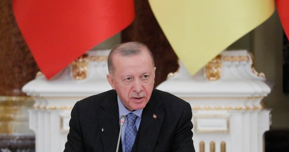 Prezydent Turcji Recep Tayyip Erdogan ogłosił w sobotę na Twitterze, że testy, jakim on i jego małżonka poddali się w sobotę. wykazały, iż są zakażeni wariantem Omikron. Erdoganowie znoszą infekcję lekko, a "objawy nie są na szczęście dokuczliwe" - napisał.