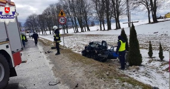 Dwie osoby zginęły na miejscu, dwie pozostałe zabrano do szpitala - to bilans wypadku, do którego doszło w sobotę rano w rejonie Lublina. Droga jest zablokowana.