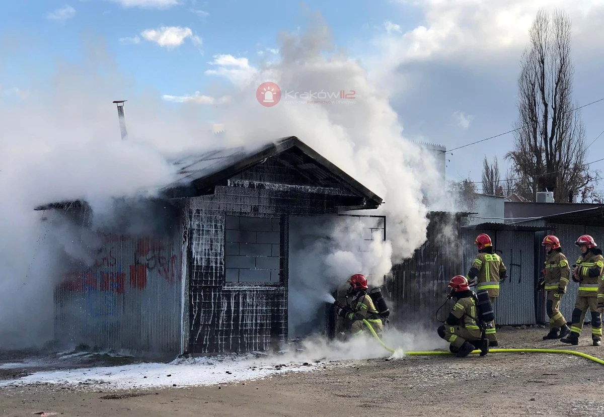 Do tragedii doszło na placu targowym przy ul. Orzechowej w krakowskiej dzielnicy Borek Fałęcki. Jedna osoba nie żyje. W akcji gaśniczej uczestniczyło pięć zastępów straży pożarnej.