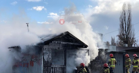 Do tragedii doszło na placu targowym przy ul. Orzechowej w krakowskiej dzielnicy Borek Fałęcki. Jedna osoba nie żyje. W akcji gaśniczej uczestniczyło pięć zastępów straży pożarnej.