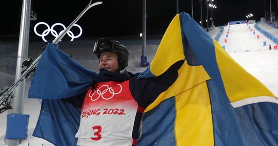 ​Szwed Walter Wallberg zdobył w sobotę złoty medal olimpijski w narciarstwie dowolnym w jeździe po muldach podczas zimowych igrzysk w Pekinie.