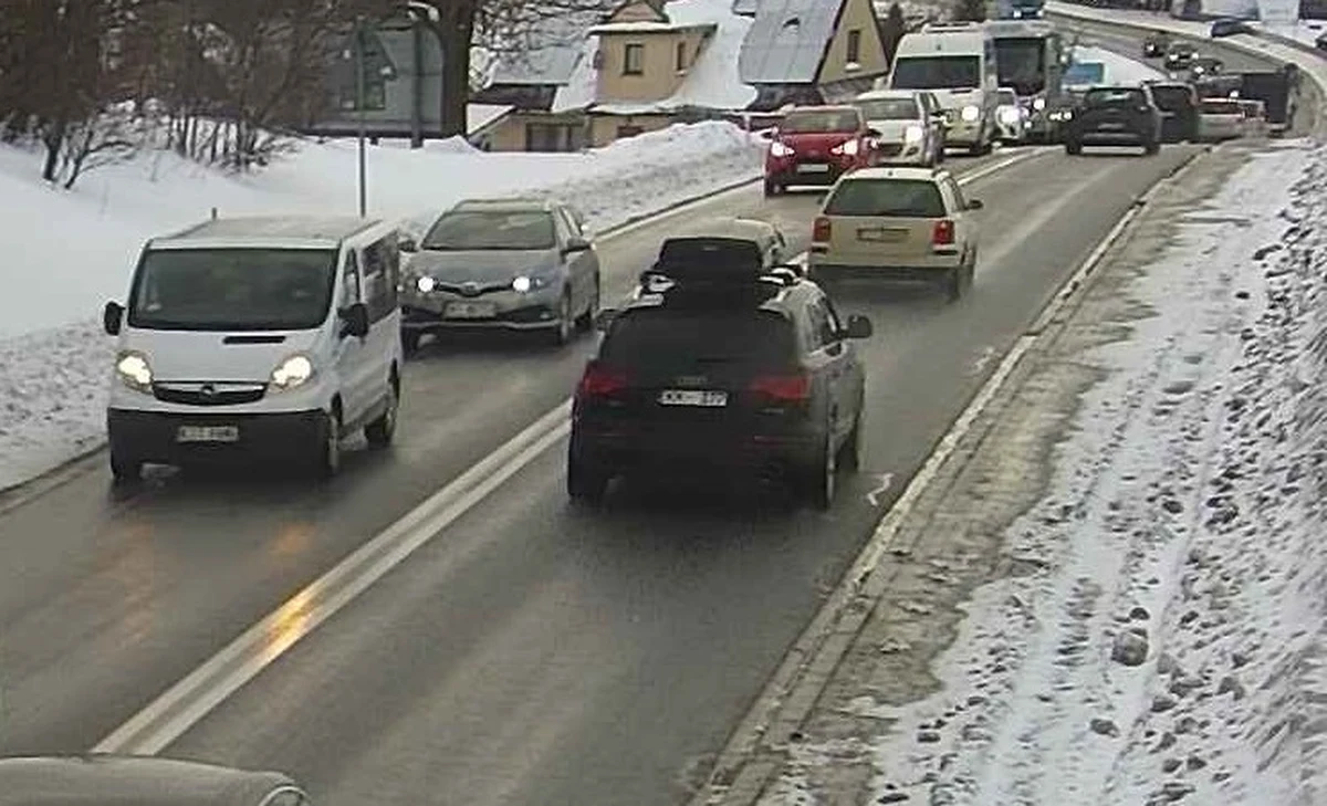 Duże kłopoty mieli w sobotę kierowcy na zakopiance. Prawie cztery godziny zajmował wczesnym popołudniem przejazd z Zakopanego do Krakowa. "Jest to związane z dużym natężeniem ruchu, zmianą turnusów w czasie ferii" - powiedziała dyżurna Punktu Informacji Drogowej GDDKiA w Krakowie. W kolejnych godzinach ruch zaczął się zmniejszać.