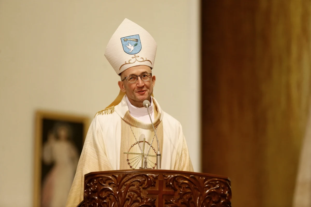 Arcybiskup Adrian Galbas, który w połowie grudnia objął urząd arcybiskupa koadiutora archidiecezji katowickiej, w sobotę rozpoczął pracę w śląskim Kościele. Został on powołany w odpowiedzi na prośbę abp. Wiktora Skworca o wyznaczenie koadiutora - czyli biskupa do pomocy. To efekt braku reakcji abp. Skworca, jako biskupa tarnowskiego, w sprawach wykorzystania seksualnego osób małoletnich przez dwóch kapłanów tej diecezji.