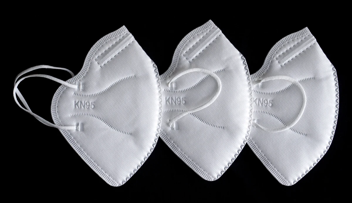 Rzeszowski urząd miasta poinformował, że miasto otrzymało od Agencji Rezerw Materiałowych kilkaset tysięcy maseczek. Jak zapewnia magistrat, dla każdego mieszkańca ma wystarczyć po 5 maseczek z dwóch rodzajów. Rzeszów ma ok. 196 tys. mieszkańców.