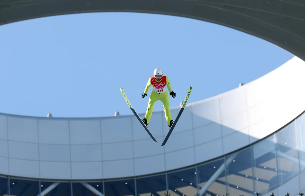 Konkurs na normalnej skoczni - z udziałem czterech biało-czerwonych - przykuje zapewne największą uwagę polskich kibiców podczas niedzielnej walki o medale igrzysk olimpijskich w Pekinie. Dominik Bury i Mateusz Haratyk będą natomiast rywalizować w biegu łączonym.